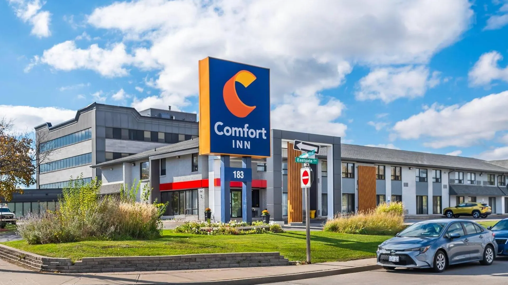 5 Standout Design Hotels Close to Canada Marine Discovery Centre